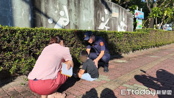 ▲潮州警分局長林明波加入勸導學童進教室上課             。（圖／記者陳崑福翻攝）