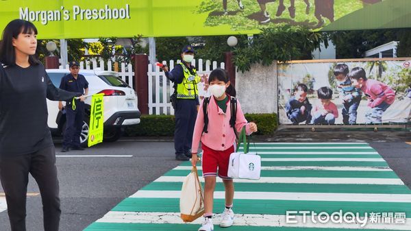 ▲潮州警分局長林明波加入勸導學童進教室上課             。（圖／記者陳崑福翻攝）