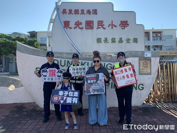 ▲潮州警分局長林明波加入勸導學童進教室上課             。（圖／記者陳崑福翻攝）