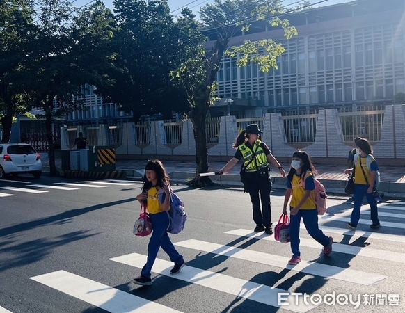 ▲台南市警局於2024年第1學期開學首日啟動「護童專案」勤務，各分局針對轄內214所國小結合民力及志工加強維護學童上學安全。（圖／記者林東良翻攝，下同）