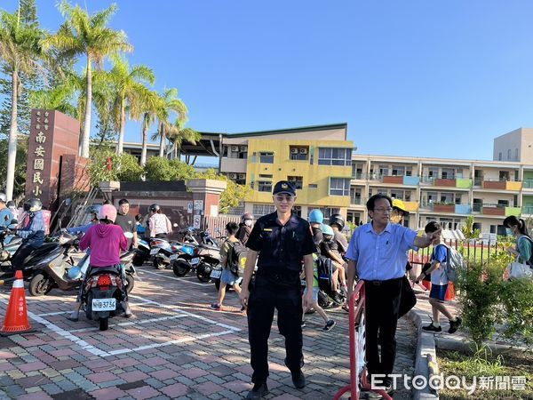 ▲台南市警局於2024年第1學期開學首日啟動「護童專案」勤務，各分局針對轄內214所國小結合民力及志工加強維護學童上學安全。（圖／記者林東良翻攝，下同）