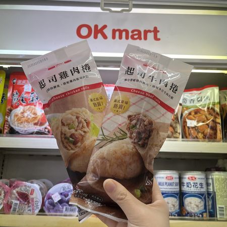 ▲▼OKmart超商看準開學餐食需求，即日起至9月11日推出「餐餐自由配」活動，還推出飽足感新品「美式肉醬熱狗堡」。（圖／業者提供）