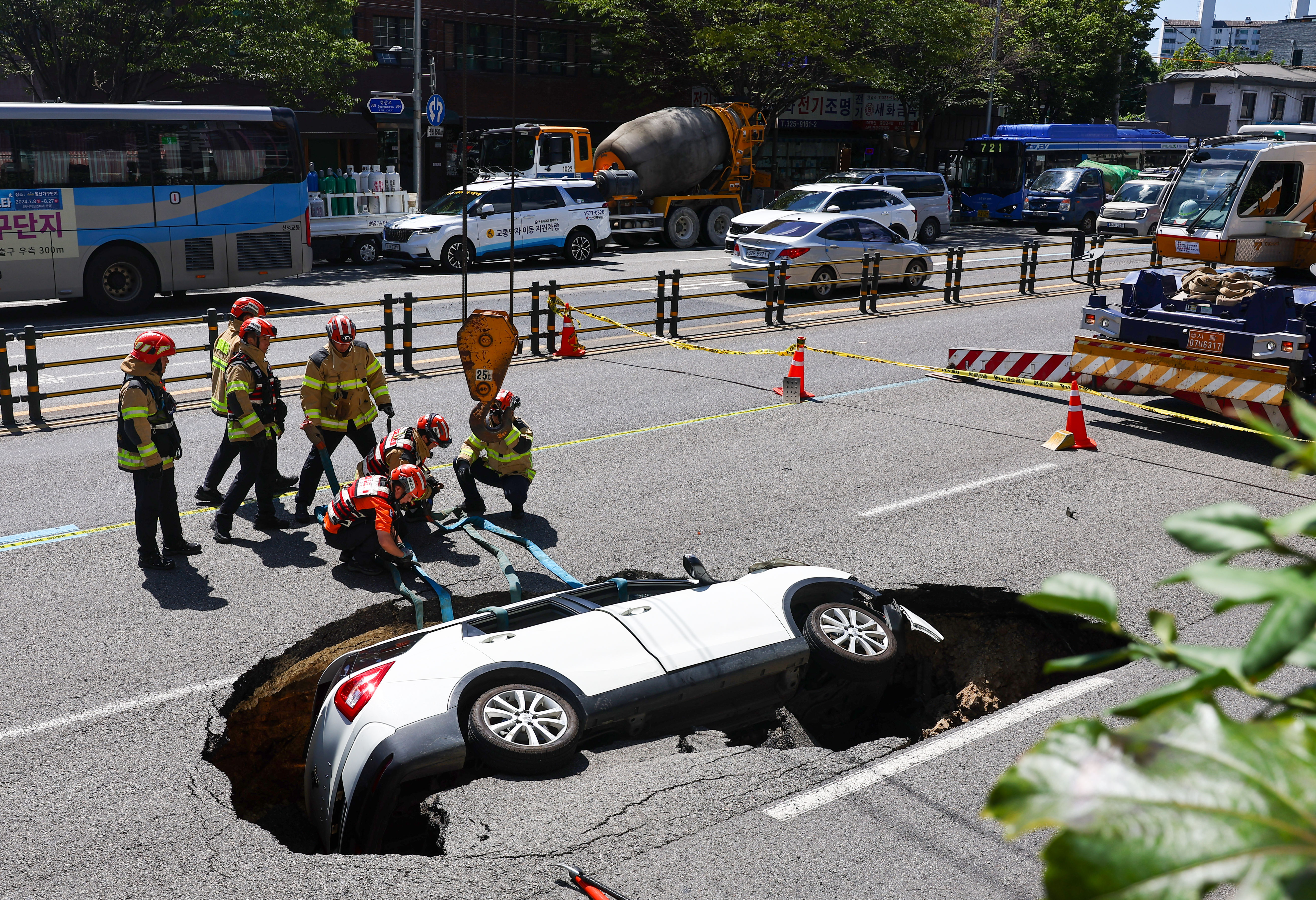 ▲▼南韓首爾市西大門區延禧洞城山路29日出現天坑，一輛轎車行駛時跌落。（圖／達志影像）