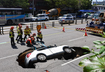 首爾同條道路「再度出現」驚人天坑　2線道緊急封閉