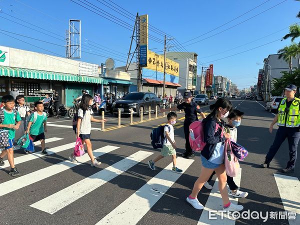 ▲台南市警局於2024年第1學期開學首日啟動「護童專案」勤務，各分局針對轄內214所國小結合民力及志工加強維護學童上學安全。（圖／記者林東良翻攝，下同）