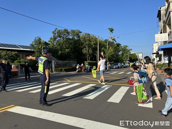 ▲台南市警局於2024年第1學期開學首日啟動「護童專案」勤務，各分局針對轄內214所國小結合民力及志工加強維護學童上學安全。（圖／記者林東良翻攝，下同）