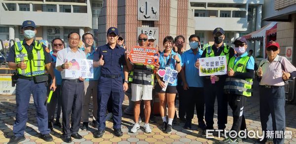 ▲台南市警局於2024年第1學期開學首日啟動「護童專案」勤務，各分局針對轄內214所國小結合民力及志工加強維護學童上學安全。（圖／記者林東良翻攝，下同）