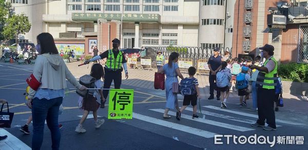 ▲台南市警局於2024年第1學期開學首日啟動「護童專案」勤務，各分局針對轄內214所國小結合民力及志工加強維護學童上學安全。（圖／記者林東良翻攝，下同）