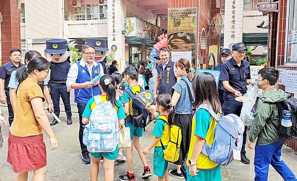 ▲桃園市今天開學日，桃園市蘆竹警分局在轄區小學前進行「護童專案」與交通安全宣導。（圖／蘆竹警分局提供）