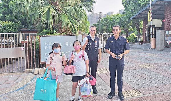 ▲桃園市今天開學日，桃園市楊梅警分局在大同國小前進行「護童專案」與交通安全宣導。（圖／楊梅警分局提供）