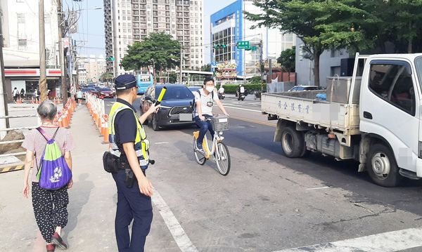 ▲桃園市今天開學日，桃園市平鎮警分局在環南路地下道附近道路進行疏導，提醒用路人避開施工區域。（圖／平鎮警分局提供）