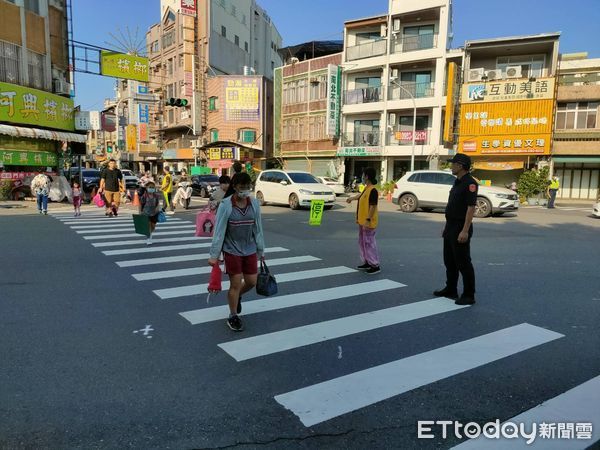 ▲台南市警局於2024年第1學期開學首日啟動「護童專案」勤務，各分局針對轄內214所國小結合民力及志工加強維護學童上學安全。（圖／記者林東良翻攝，下同）