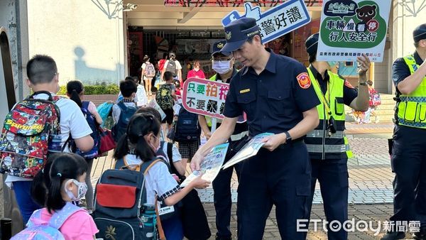 ▲台南市警局於2024年第1學期開學首日啟動「護童專案」勤務，各分局針對轄內214所國小結合民力及志工加強維護學童上學安全。（圖／記者林東良翻攝，下同）