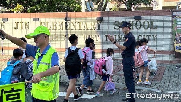 ▲台南市警局於2024年第1學期開學首日啟動「護童專案」勤務，各分局針對轄內214所國小結合民力及志工加強維護學童上學安全。（圖／記者林東良翻攝，下同）