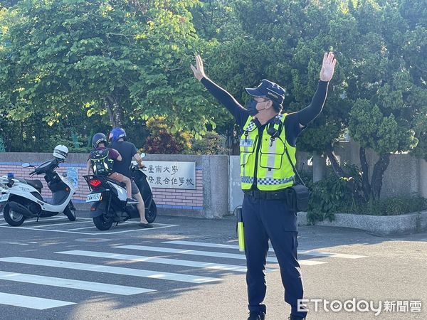 ▲台南市警局於2024年第1學期開學首日啟動「護童專案」勤務，各分局針對轄內214所國小結合民力及志工加強維護學童上學安全。（圖／記者林東良翻攝，下同）