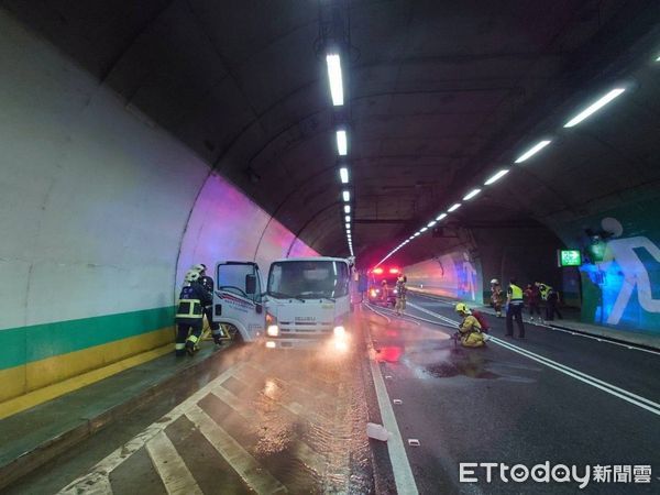 ▲▼  貨車載運的洗手槽突然起火           。（圖／記者戴上容翻攝）