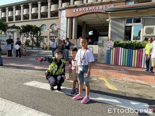 ▲▼ 【開學日！民雄警與議員民代守護學童安全!】  。（圖／民雄分局提供）