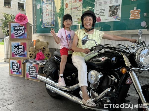 ▲▼ 金門最大國小開學！校門放重機助陣　「不老騎士」載小一更生追夢。（圖／記者林名揚翻攝）