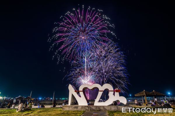 ▲▼  東石海之夏煙火秀31日華麗登場，1.7萬發煙火點亮夜空  。（圖／嘉義縣政府提供）