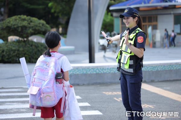 ▲▼台中警方全力保護學童安全，小熊警報器、大警帽、文昌筆全都出籠，創意吸睛。（圖／警方提供，下同）