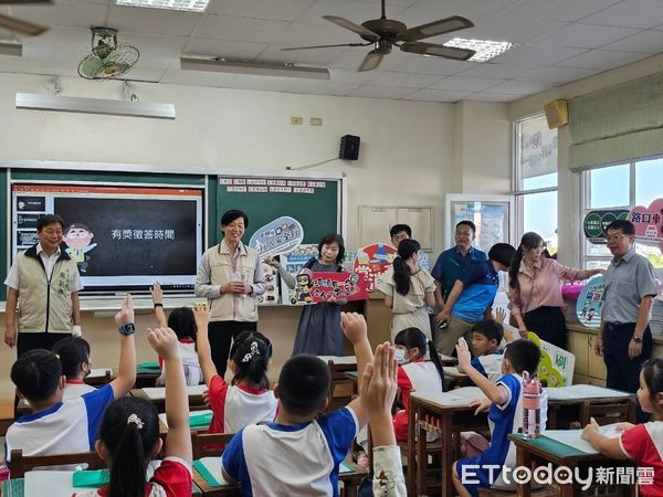 ▲台南市副市長葉澤山一大早即代表黃偉哲市長與教育局長鄭新輝前往佳里國小迎接學生返校上課，關心學校各項防疫措施落實情形。（圖／記者林東良翻攝，下同）