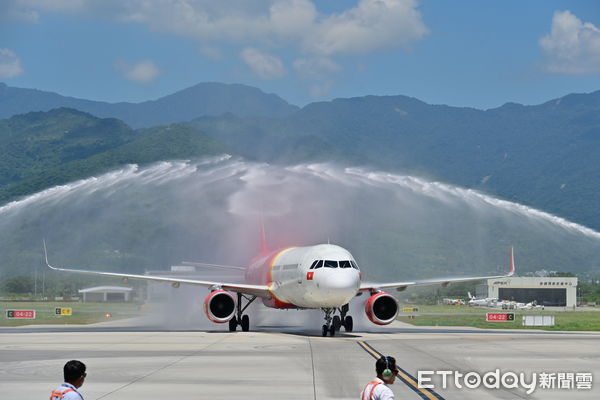 ▲首架外籍航空落地台東。（圖／記者楊漢聲翻攝）