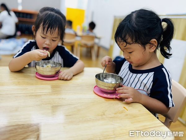 ▲台南市長黃偉哲宣布，自113學年度起，台南市公立幼兒園午餐費將由現行每月795元調高為990元、點心費也由每月800元調高為990元，調幅高達25%。（圖／記者林東良翻攝，下同）