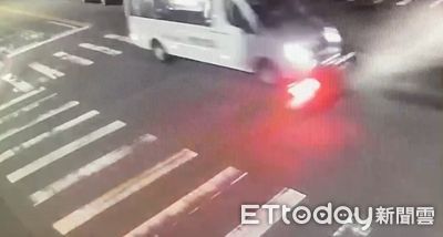 台中恐怖車禍！20歲女騎車撞保母車　監視器拍下「一道光閃過」