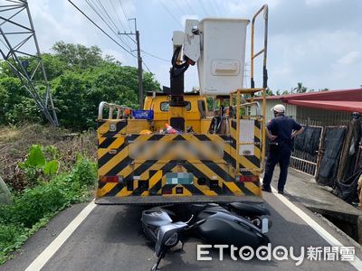 快訊／工程車倒車釀禍！機車母子檔遭捲車底　意識不清搶救中