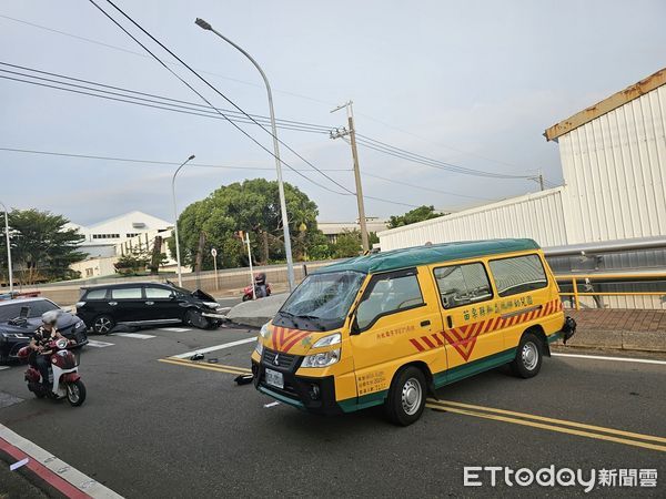 ▲竹南工業區今天下午發生娃娃車事故，釀成娃娃車和一名幼童挫傷。（圖／記者楊永盛翻攝）