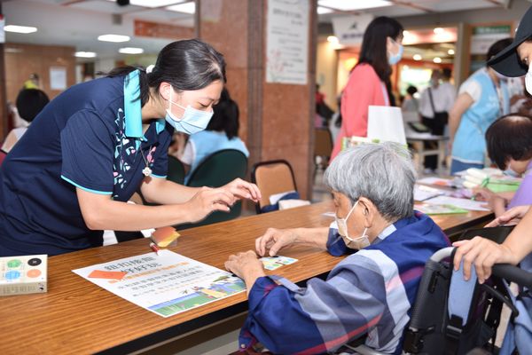 ▲▼馬偕國際失智月宣導活動，現場提供民眾闖關衛教活動，邀請大家一同認識失智症。（圖／馬偕醫院提供）