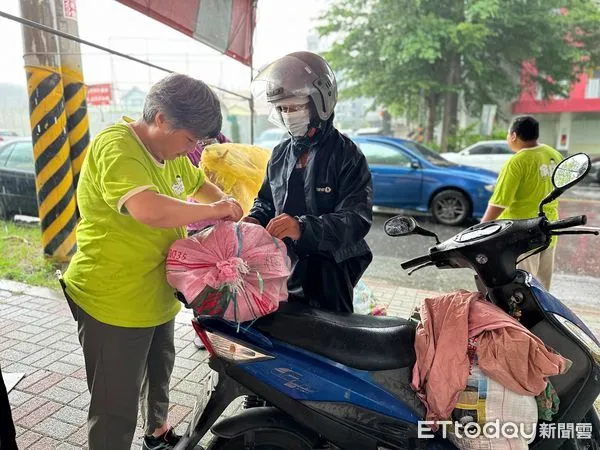 ▲上千戶家庭齊聚南投家扶領取物資，迎接新學期。（圖／南投家扶中心提供，下同）