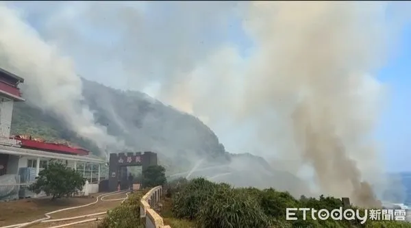 ▲▼瑞芳2步道同時發生火警，濃煙覆蓋山頭             。（圖／記者郭世賢翻攝）