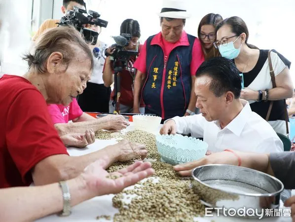 ▲▼    後潭社區咖啡飄香！翁章梁與長輩一同烘豆、煮咖啡   。（圖／嘉義縣政府提供）