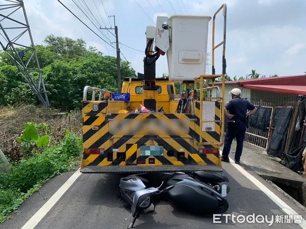 ▲▼高雄工程車倒車釀禍！機車母子檔遭捲車底送醫搶救。（圖／記者吳世龍翻攝）