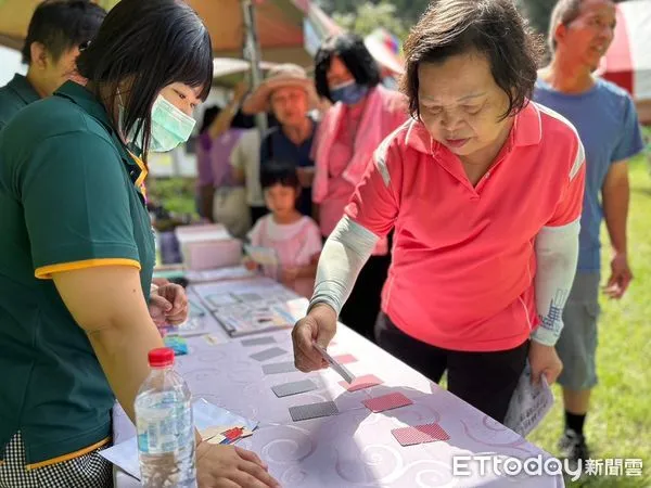 ▲竹山秀傳醫院在溪頭森林園區舉辦友善失智長照宣導的闖關活動及森林市集。（圖／竹山秀傳醫院提供，下同）