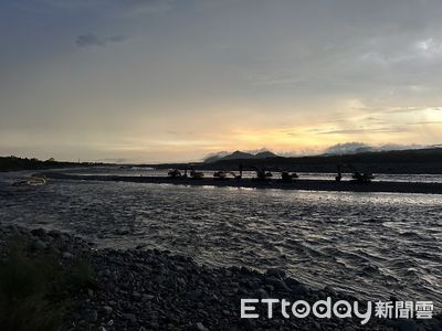 快訊／猛烈大雨釀河水暴漲！　高雄六龜大津橋沙洲驚傳6人受困