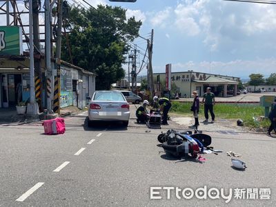 苗栗轎車路口左轉！直行機車攔腰猛撞　外送員慘斷腿送醫