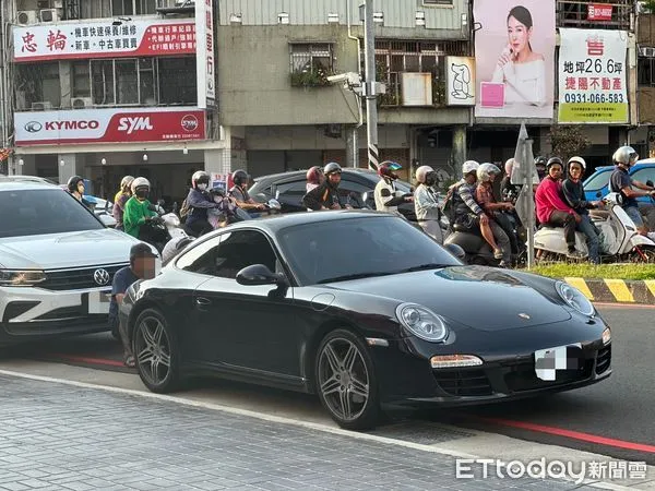 ▲▼哭哭了...休旅車追尾保時捷911雙門跑車　路人集體回頭。（圖／記者許權毅攝）