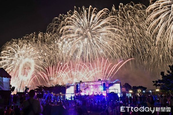 ▲▼  嘉義東石海之夏登場，高空煙火秀震撼全場 。（圖／嘉義縣政府提供）