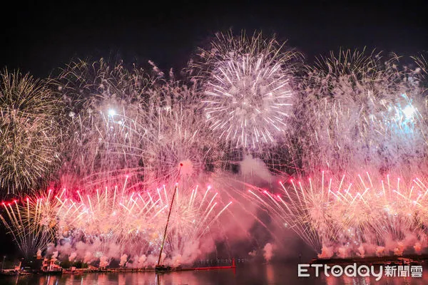 ▲▼  嘉義東石海之夏登場，高空煙火秀震撼全場 。（圖／嘉義縣政府提供）
