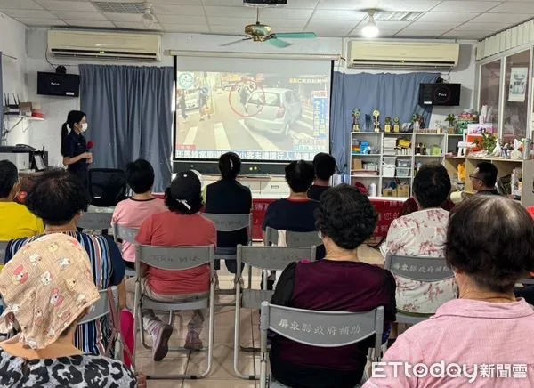 ▲枋寮警方宣導車不讓人取締作為            。（圖／記者陳崑福翻攝）