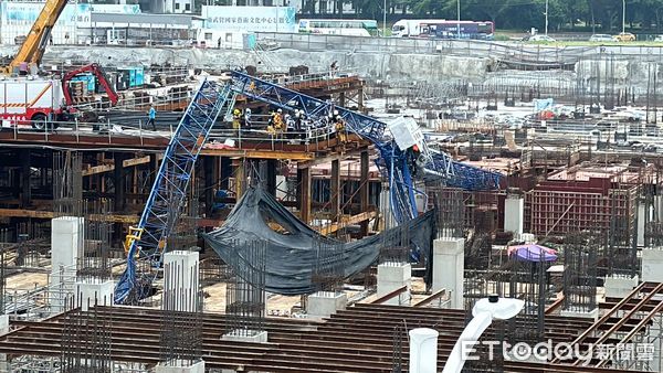 ▲高雄三井購物廣場的工地發生意外，造成工人1死1傷             。（圖／記者吳世龍攝）