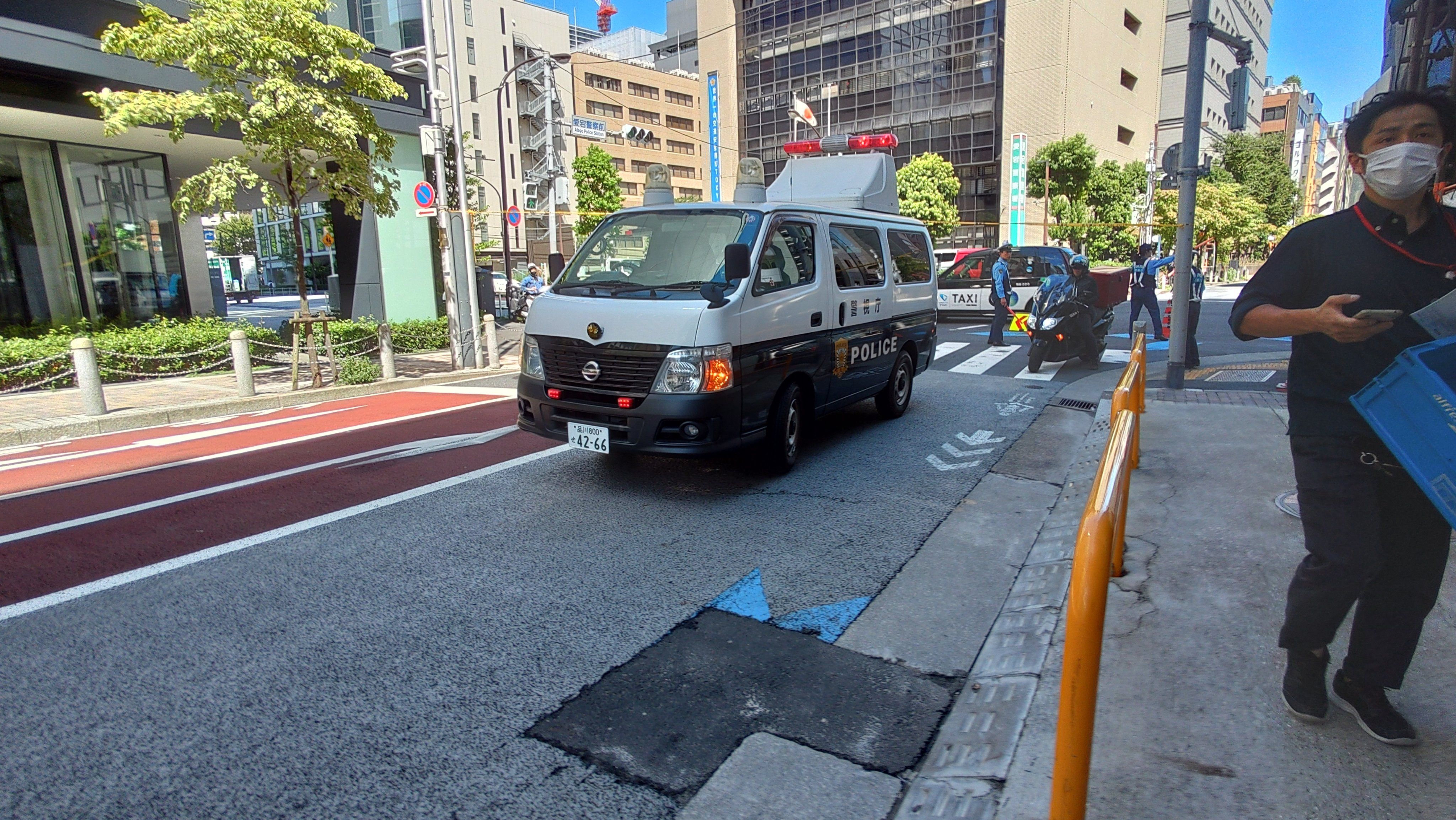 ▲▼日本東京都港區一棟建築物2日進行拆除工程，水泥碎塊砸中警衛。（圖／翻攝自X）