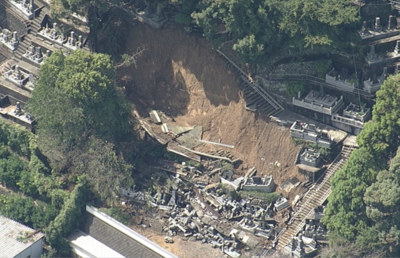 珊珊挾大雨！日本靜岡寺廟「土石坍方」　40墓碑遭掩埋沖毀