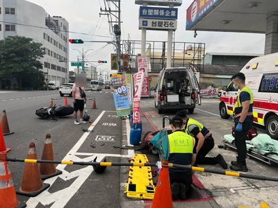 機車雙載慘遭擊落！86歲嬤「搶快30秒」闖紅燈　驚險畫面曝