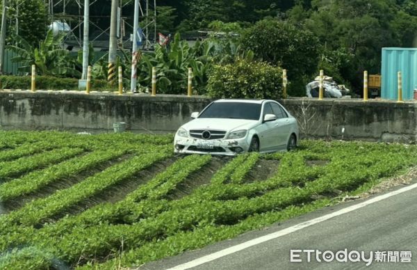 ▲今日凌晨虎尾鎮158線往堀頭路口一輛白色自小客賓士「靜置」在一片花生田中央，宛如裝置藝術。（圖／記者蔡佩旻翻攝）