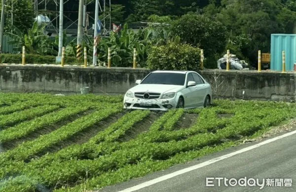 ▲今日凌晨虎尾鎮158線往堀頭路口一輛白色自小客賓士「靜置」在一片花生田中央，宛如裝置藝術。（圖／記者蔡佩旻翻攝）