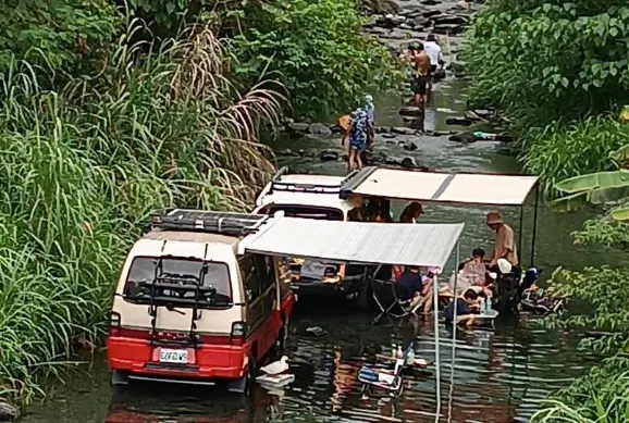 ▲▼遊客把車「開進溪床」搭棚露營　頭城人氣炸：破壞自然生態。（圖／翻攝自臉書社團「頭城大小事」）