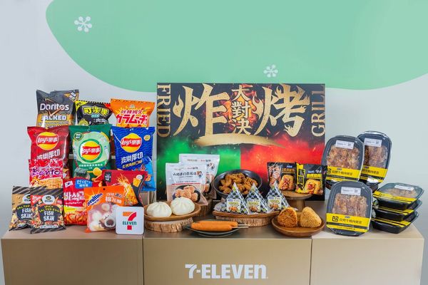 ▲▼7-11與韓國「橋村炸雞」聯名，推出獵奇的飯糰、熱狗、零食等新品。（圖／業者提供）